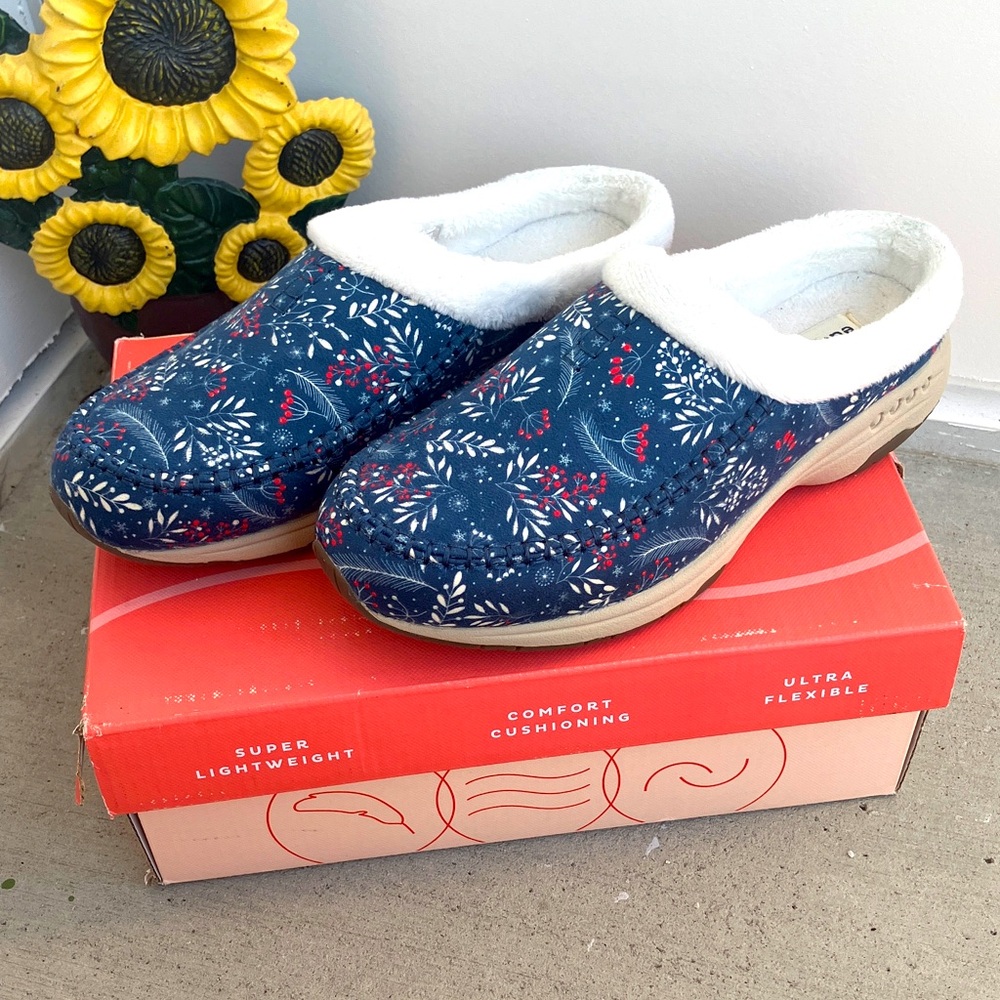 Blue and Red Wintry Botanical Print Fleece Lined Insulated Casual Slip-On Clogs
